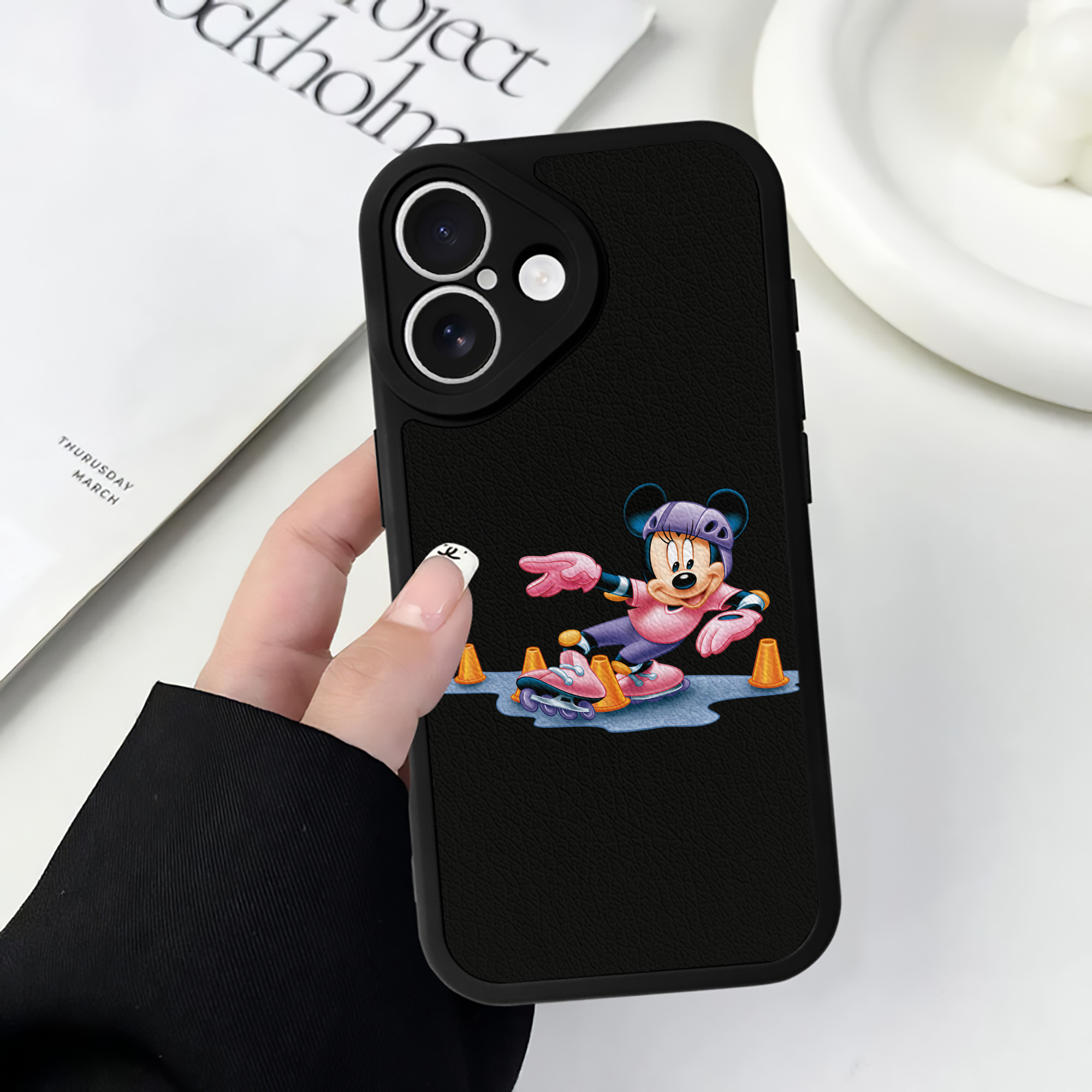 （画像用） ミッキーマウス Mickey Mouse 【iPhone 16シリーズ対応】シリコンスマホケース（レザー調） 材質：シリコン
